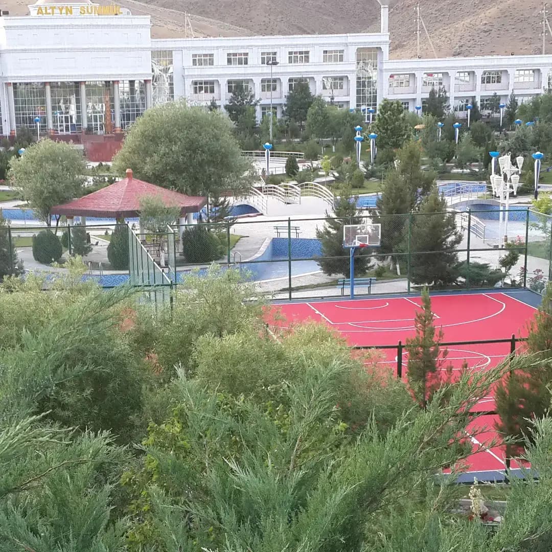 Altyn Sümmül dynç alyş merkeziniň sport meýdançasy