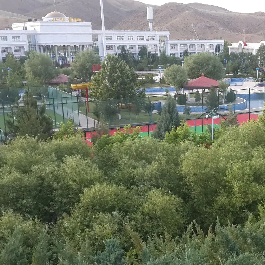 Altyn Sümmül dynç alyş merkeziniň sport meýdançasy